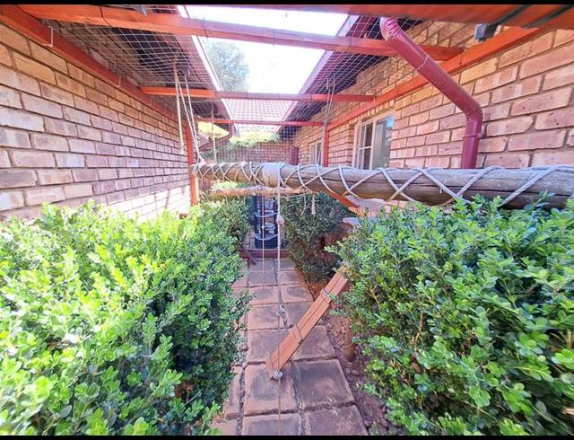 3 BEDROOM TOWNHOUSE FOR SALE IN ROOIHUISKRAAL NORTH